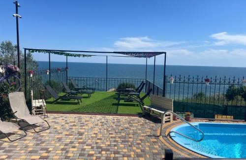 Chornomorske District Apartment | Flower Breeze