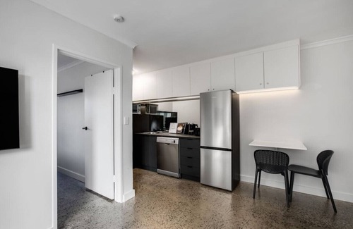 Melbourne Apartment | Fly Around Town in Chic Retreat