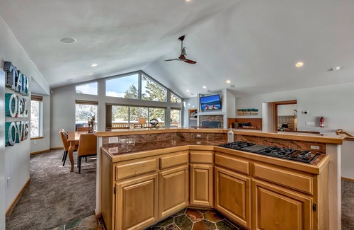 Pioneer Trail House | Fly High in Total Luxury: Hot Tub, Views, Privacy, Decks, Peaceful, A/C