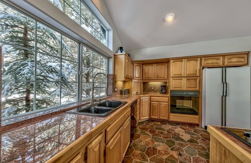 Pioneer Trail House | Fly High in Total Luxury: Hot Tub, Views, Privacy, Decks, Peaceful, A/C