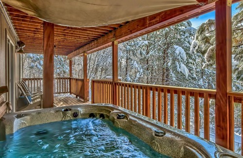 Pioneer Trail House | Fly High in Total Luxury: Hot Tub, Views, Privacy, Decks, Peaceful, A/C