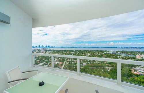 Mid Beach Apartment | FONTAINBLEAU Hotel 34th Fl Ocean/Bayview 2 bedroom
