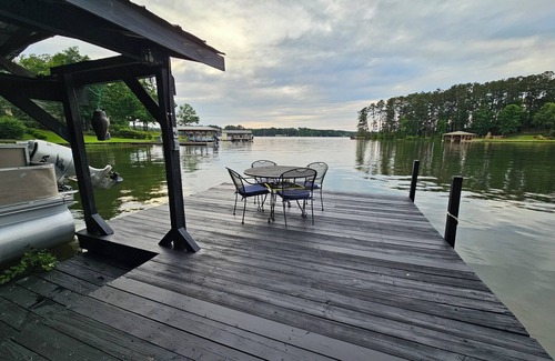 Milledgeville House | FOOTBALL & FISHING nFamiLee Lakehouse Retreat nDogFriendly w-HotTub & BoatDock