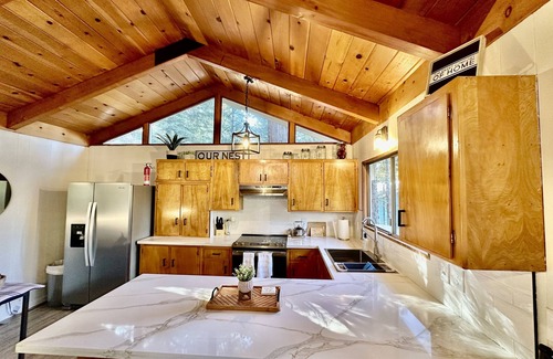 Twain Harte House | For the discerning guest! Cabin at Lilac Terrace 🌲⛷️with summer TH Lake Access.