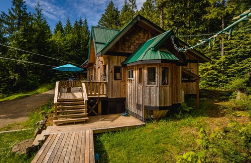 Courtenay House | Forbidden Plateau Paradise with Hot Tub
