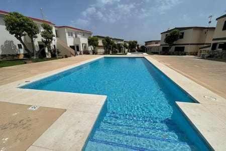 Los Delfines Apartment | Forcat - Apartamento bajo con jardín y piscina