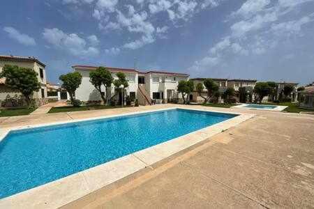 Los Delfines Apartment | Forcat - Apartamento bajo con jardín y piscina