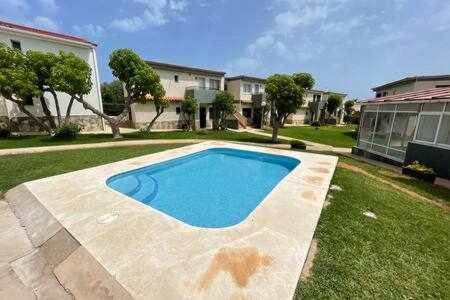 Los Delfines Apartment | Forcat - Apartamento bajo con jardín y piscina