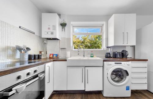 Chingford Apartment | Forest and City Escape Apartment Sleeps 6