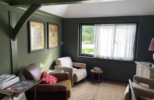 Abbess Roding Cabin | Forest cabin in the Kent countryside – pet friendly!