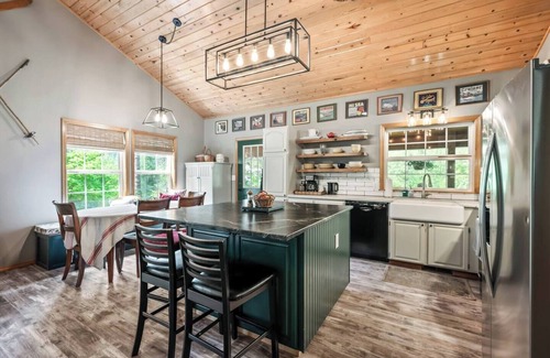 Leavenworth Cabin | Forest Gem: Peaceful dog-friendly cabin with Hot Tub and EV Charger