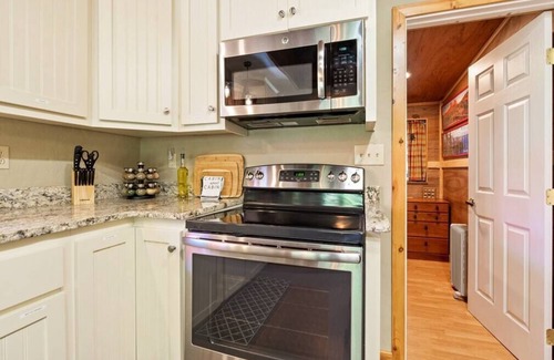 Sugar Pine Cabin | Forest Retreat|Fireplace| 7mi Yosemite King Beds