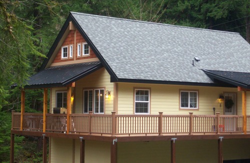 Packwood Cabin | Forest Ridge Chalet, Hot Tub, Fast Wifi, AC, New King Bed, Ski, Hike Mt Rainier