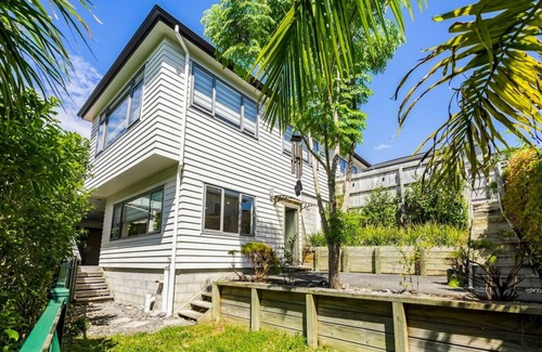Greenhithe Apartment | Forest View Apartment with Parking and Garden