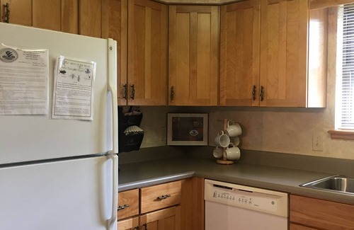 Mount Ida Cottage | Forest View two bedroom, two bath Harbor North luxury loft cottage with private hot tub o Lake on Ouachita. by RedAwning