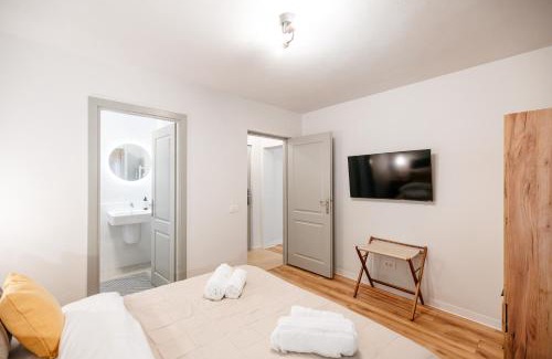 Sinaia Apartment | Forest Villa Private Apartment with Balcony & Parking - Hublou Home 3