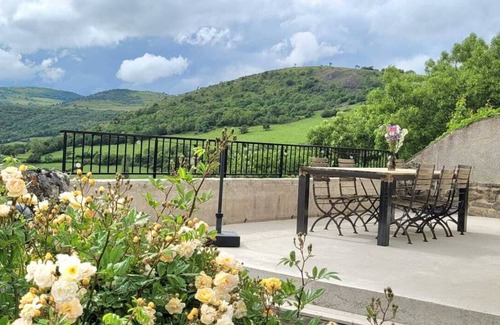 Rentieres House | Former 19th-century school with a superb view of the Cézallier mountains