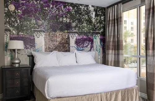 Las Vegas Resort | Formula 1 Racing Week Las Vegas 2024 at Wyndham Grand Desert 2BR Deluxe