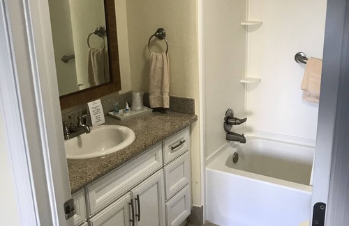 Barrier Island Resort | Fort Lauderdale Beach - 2 bedroom, 2 bath, condo 700 feet from beach, sleeps 8