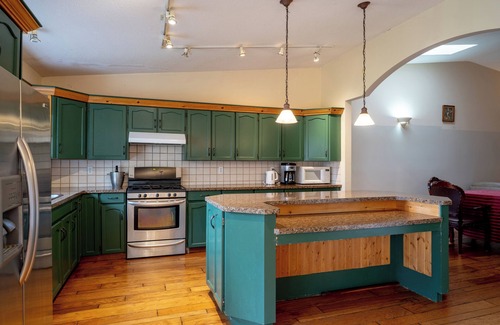 Langley House | Fort Wine Manor: 10 Guest Rental Home