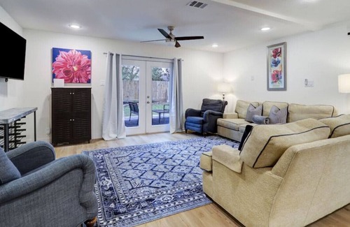 South Main House | Four BDRM Home - BLKS From NRG W/Hot tub