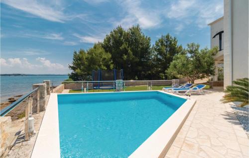 Kraj House | Four-Bedroom Holiday Home In Tkon