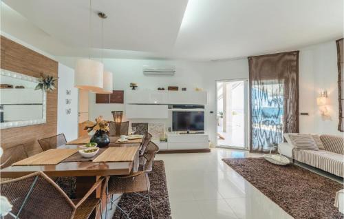 Kraj House | Four-Bedroom Holiday Home In Tkon