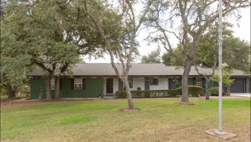 Driftwood House | Four Bedroom Ranch Retreat with a Stunning Pool