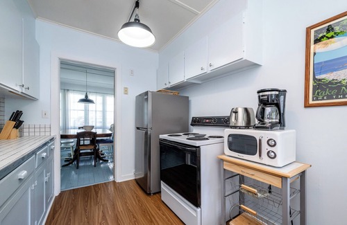 Lakeside Cottage | Four Night Min! Lakeside Home With 800 Feet Of Association Beach!