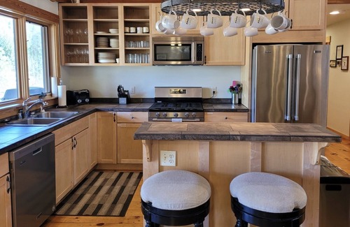 Mazama House | Four Sisters Lodge 3 Bedroom Option-Dog Friendly, Walk to Ski Trail!