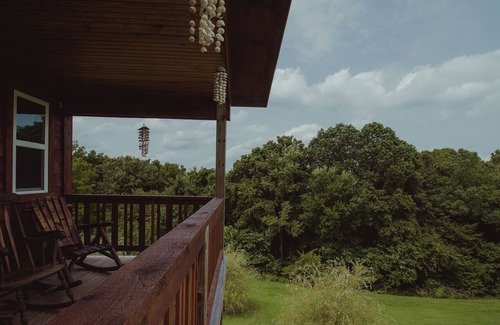 Eureka Springs Cabin | Fox Wood Cabin Secluded with Hot Tub/ family friendly