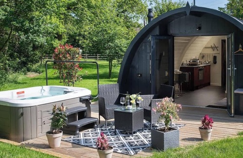Malmesbury Cabin | Foxes Den | Hot Tub Stay in the Cotswolds