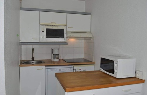 Frejus Port Apartment | Fréjus: 1BR Apt, Sleeps 5, Pool, Beach 150m, Parking, Pets OK
