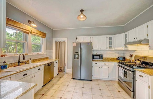 Sheridan House | Frackelton Getaway | Fire Pit, Charming & Cozy Retreat