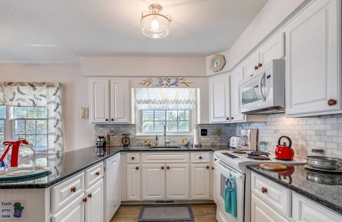 South Bethany House | FREE ACTIVITIES!!! Super location just steps from the beautiful beaches of South Bethany with all the cottage charm imaginable featuring hardwood floors, 4 bedrooms, 3.5 baths
