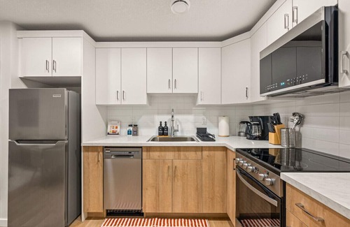 Calgary Condo | Free Banff Pass Tranquil 2BR Retreat w/Netflix