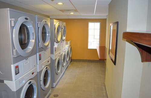 Bowling Green Apartment | Free Breakfast Buffet, Pool & Gym Access. Studio Near WKU Campus!