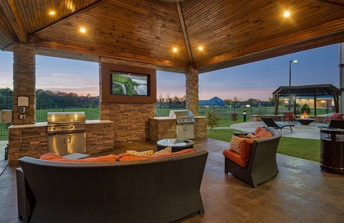 Longview Apartment | Free Breakfast. Indoor Pool & Hot Tub. Only 15 Min from Convention Center.