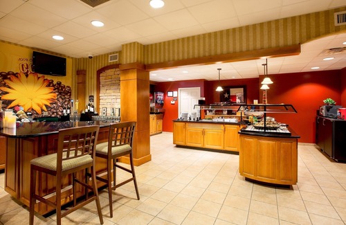 Shearer Hills - Ridgeview Condo | Free Breakfast + Outdoor Pool | Suite with Roll-in Shower Only 15 Minutes from the Riverwalk!