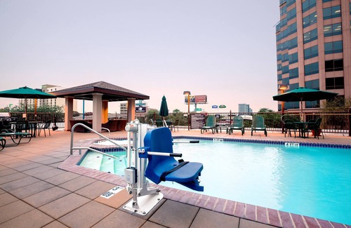 Shearer Hills - Ridgeview Condo | Free Breakfast + Outdoor Pool | Suite with Roll-in Shower Only 15 Minutes from the Riverwalk!