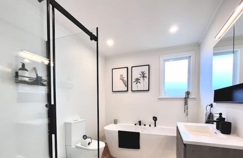 Te Rapa House | Free Cleaning & Close to Everything!