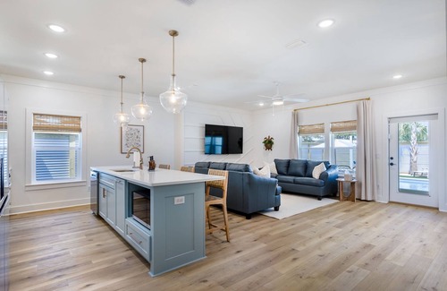 Kiska Beach House | Free Golf Cart-Heated Pool-Spa-5min Walk to Beach