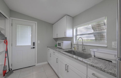 Lakewood Park Apartment | FREE: High Speed Wi-FinFREE: ParkingnFREE: Coffee/TeanFREE: Netflix/Prime Video