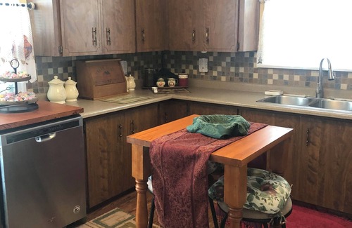 Milk River House | Free self serve breakfast. 12 mins to USA border/26 mins to Writing on Stone.