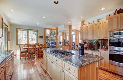 Boulder Ridge House | Free SkyCard Act -Lux Home, Close to Skiing, Outdoor Hot Tub -Boulder Lodge at P