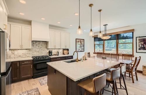 The Highlands House | Free SkyCard Act - Ski Resort Views, Private Hot Tub- Highland Greens Spruce