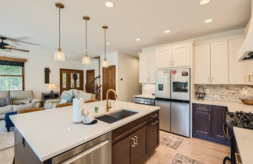 The Highlands House | Free SkyCard Act - Ski Resort Views, Private Hot Tub- Highland Greens Spruce