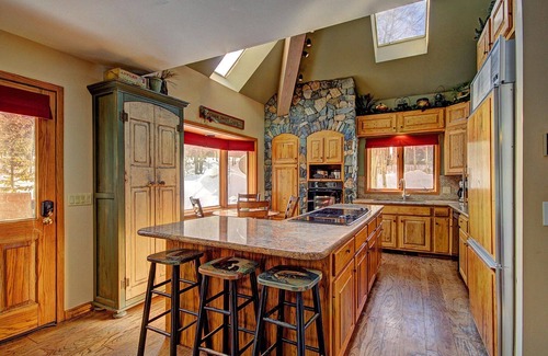 Warrior's Mark West House | Free SkyCard Activities - Private Hot Tub, Ideal for Families - Gold King Lodge
