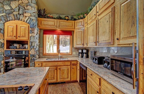 Warrior's Mark West House | Free SkyCard Activities - Private Hot Tub, Ideal for Families - Gold King Lodge