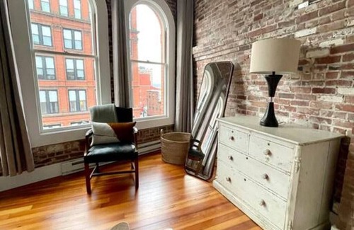 Downtown Portland Apartment | Free St Apt D · New Luxury Apt/Arts Dist/Sleeps8